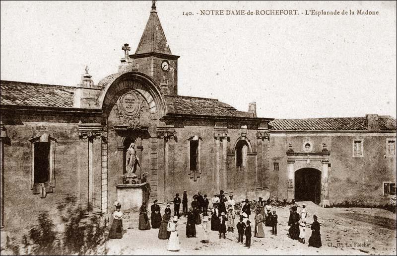 Notre dame de grace rochefort du gard l esplanade de la madone